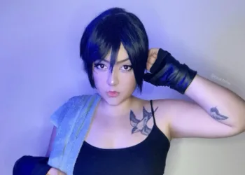 Mikasa Ackerman versão de Academia - Attack on Titan capa