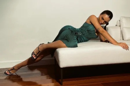 Rafa Kalimann com vestido verde capa