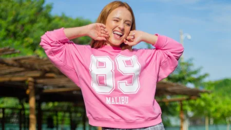 Look fofo de Larissa Manoela com minissaia xadrez capa