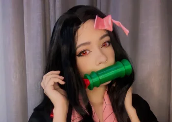Veja este belo cosplay da Nezuko, de Demon Slayer (Kimetsu no Yaiba) Nezuko Cosplay - Kimetsu no Yaiba - Carolina Lima capa