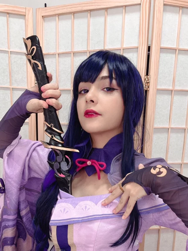 Cosplay encantador da Shogun Raiden, de Genshin Impact