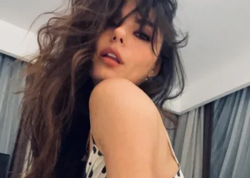 Belo look de Isis Valverde com vestido longo branco e preto Isis Valverde com vestido longo preto e branco 01