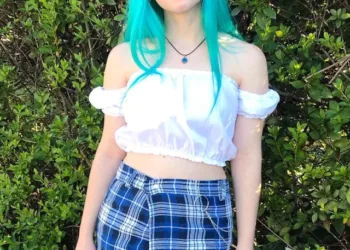 Lindo look da Bruna, com blusinha e saia azul Bruna lookinho lindo capa 01