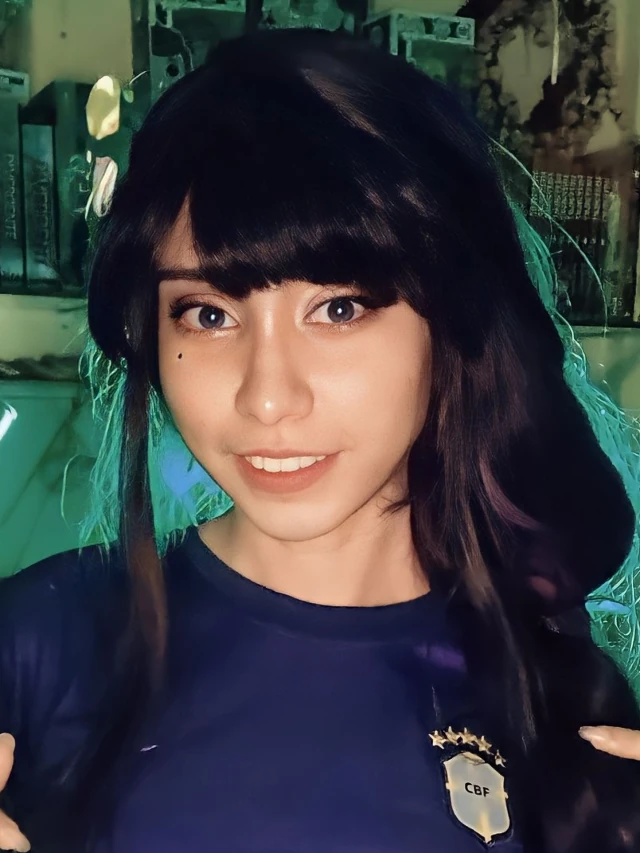 Genshin Impact: Belo cosplay da Shogun Raiden torcendo pro Brasil na Copa 2022! Genshin Impact - Shogun Raiden torcendo para o Brasil - Naragabi capa 03