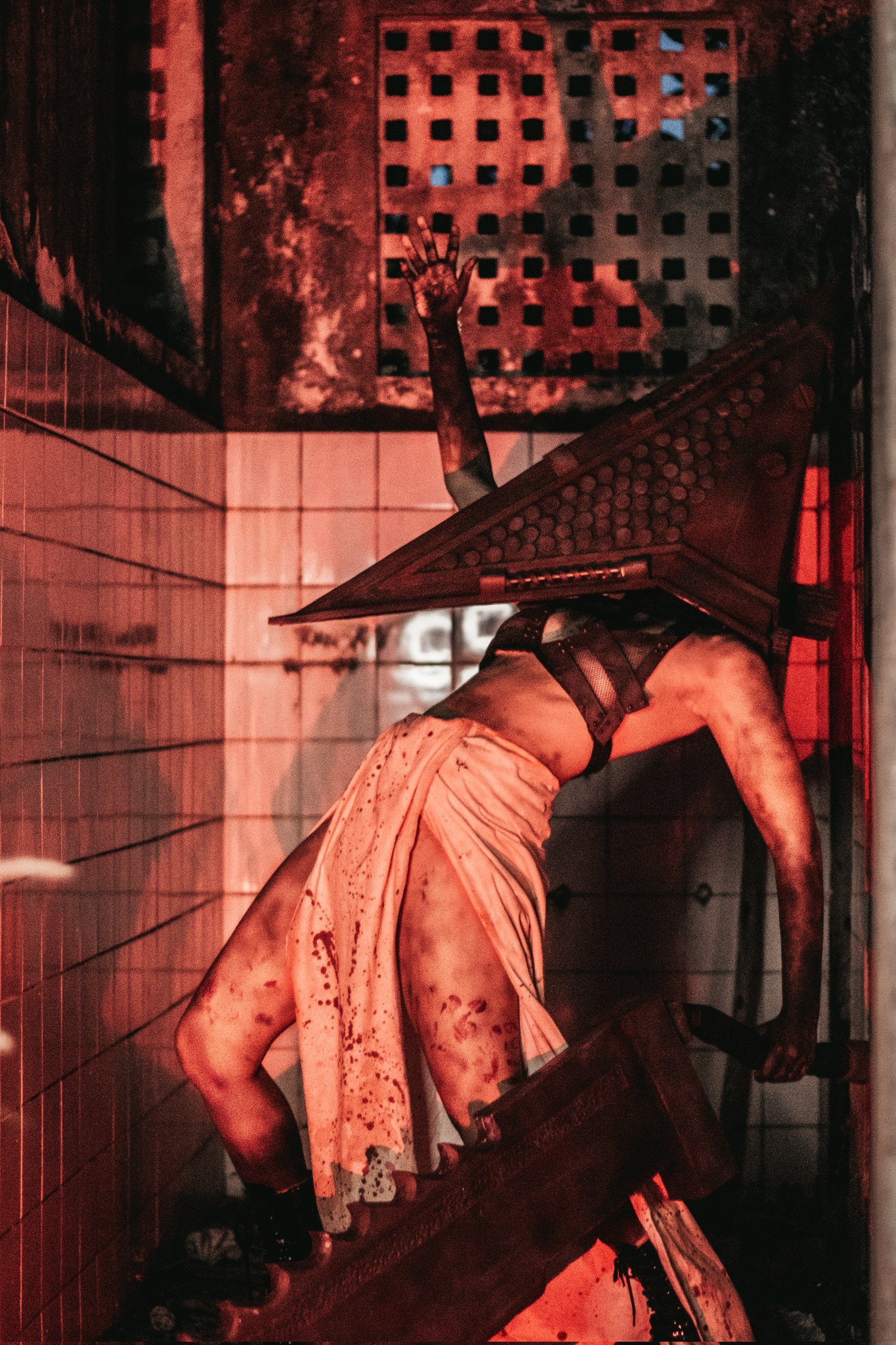Silent Hill  Confira este sexy cosplay feminino de Pyramid Head