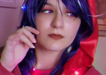 Shogun Raiden comemorando o Natal neste belo cosplay de Genshin Impact Belo cosplay da Shogun Raiden comemorando o Natal, de Genshin Impact - Daniu capa 02