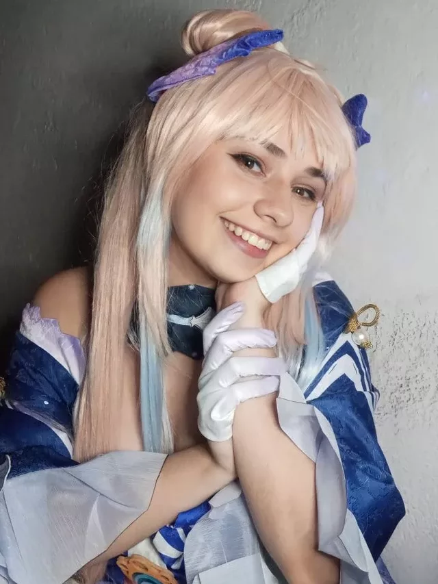Belo cosplay da Kokomi, de Genshin Impact, da Bella
