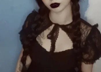 Belo cosplay da Wandinha, da série da Netflix, da Stefanny Silva Belo cosplay da Wandinha, da série da Netflix - Stefanny Silva capa 02