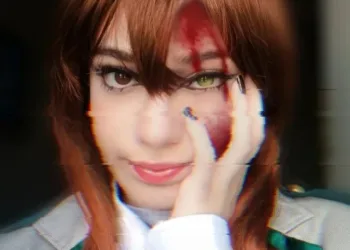 Belo cosplay da Himiko Toga disfarçada de Ochaco Uraraka, de My Hero Academia Belo cosplay da Himiko Toga disfarçada de Ochaco Uraraka, de My Hero Academia - capa 02