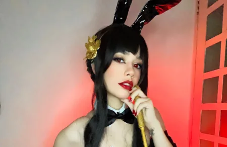 Belo cosplay da Yor Forger Bunny, de Spy x Family - Carolina Lima capa