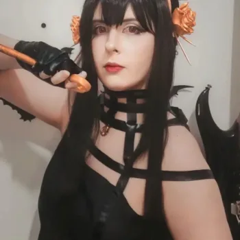 Cosplay incrível da Yor Forger, de Spy x Family, da Lola Belo cosplay da Yor Forger, de Spy x Family - Lola capa 02