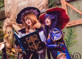 Belos cosplays da Lisa e Mona, de Genshin Impact Cosplays de Genshin Impact - Lisa e Mona - capa