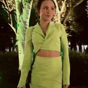 Look de Larissa Manoela com blazer cropped e saia de cintura alta - capa 01