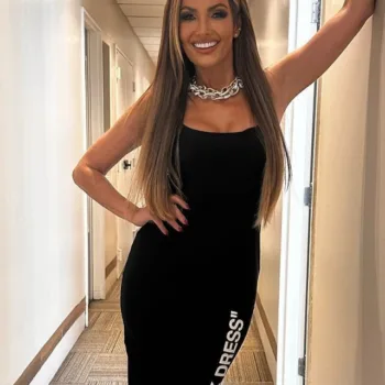 Look recente de Patrícia Poeta com vestido capa 02