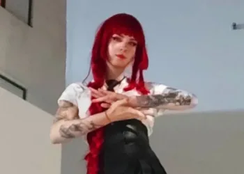 Belo cosplay casual da Makima, de Chainsaw Man - Léa capa 02