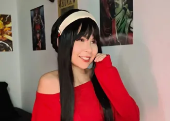 Belo cosplay casual da Yor Forger, de Spy x Family, da Nah - capa 01