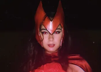 Belo cosplay da Feiticeira Escarlate, da Marvel - miisgemeas capa 02