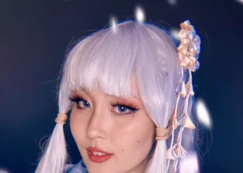 Belo cosplay da Kamisato Ayaka com kimono - Genshin Impact - capa 02