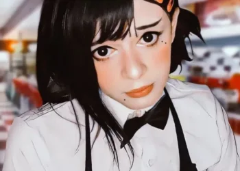 Belo cosplay da Kobeni, de Chainsaw Man, da Angela Swift - capa 01