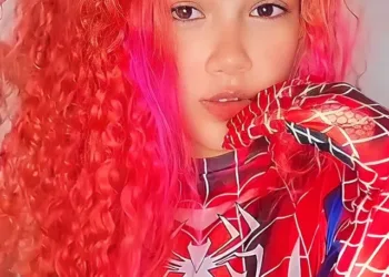 Belo cosplay da Mary Jane com o uniforme do Homem-Aranha - Lari Hyuga capa 02