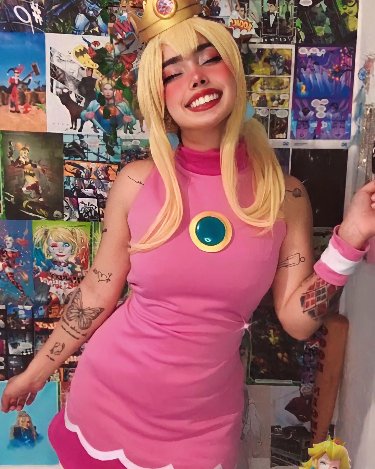 Belo cosplay da Princesa Peach com vestido, de Super Mario Bros