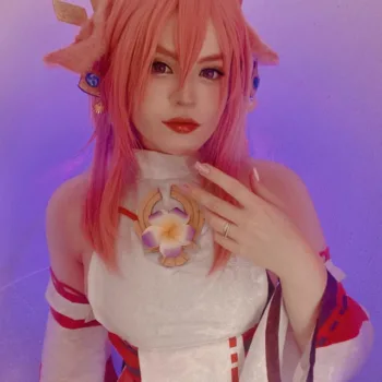 Belo cosplay da Yae Miko, de Genshin Impact, da Himiko - capa 02