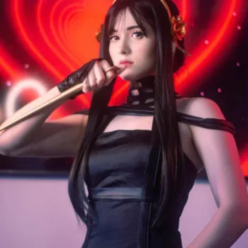 Brasileira Rhay faz um cosplay incrível da Yor Forger, de Spy x Family Belo cosplay da Yor Forger, de Spy x Family, da Rhay - capa 002