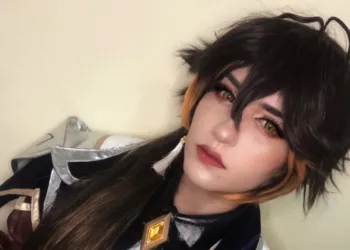 Belo cosplay do Zhongli, de Genshin Impact, da namistresse - capa 01