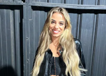 Veja o belo look all-black de Key Alves com top estilo lingerie e minissaia com fenda Belo-look-de-Key-Alves-com-minissaia-preta-com-fenda-capa 01