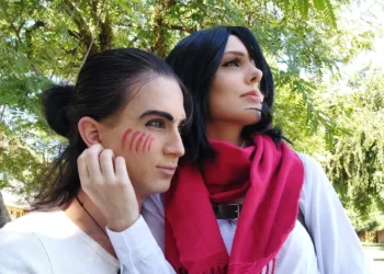 Belos cosplays da Mikasa e Eren, de Attack on Titan - capa 01