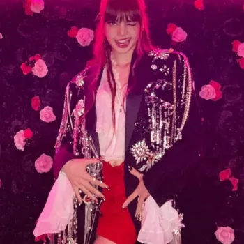 Blackpink - Look de Lisa com minissaia vermelha capa 01