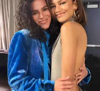 Bruna Marquezine tira fotos ao lado de Zendaya Bruna Marquezine e Zendaya capa