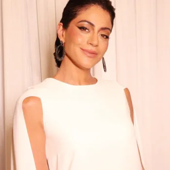 Carol Castro com belo vestido branco (Look) Carol Castro com belo vestido branco capa