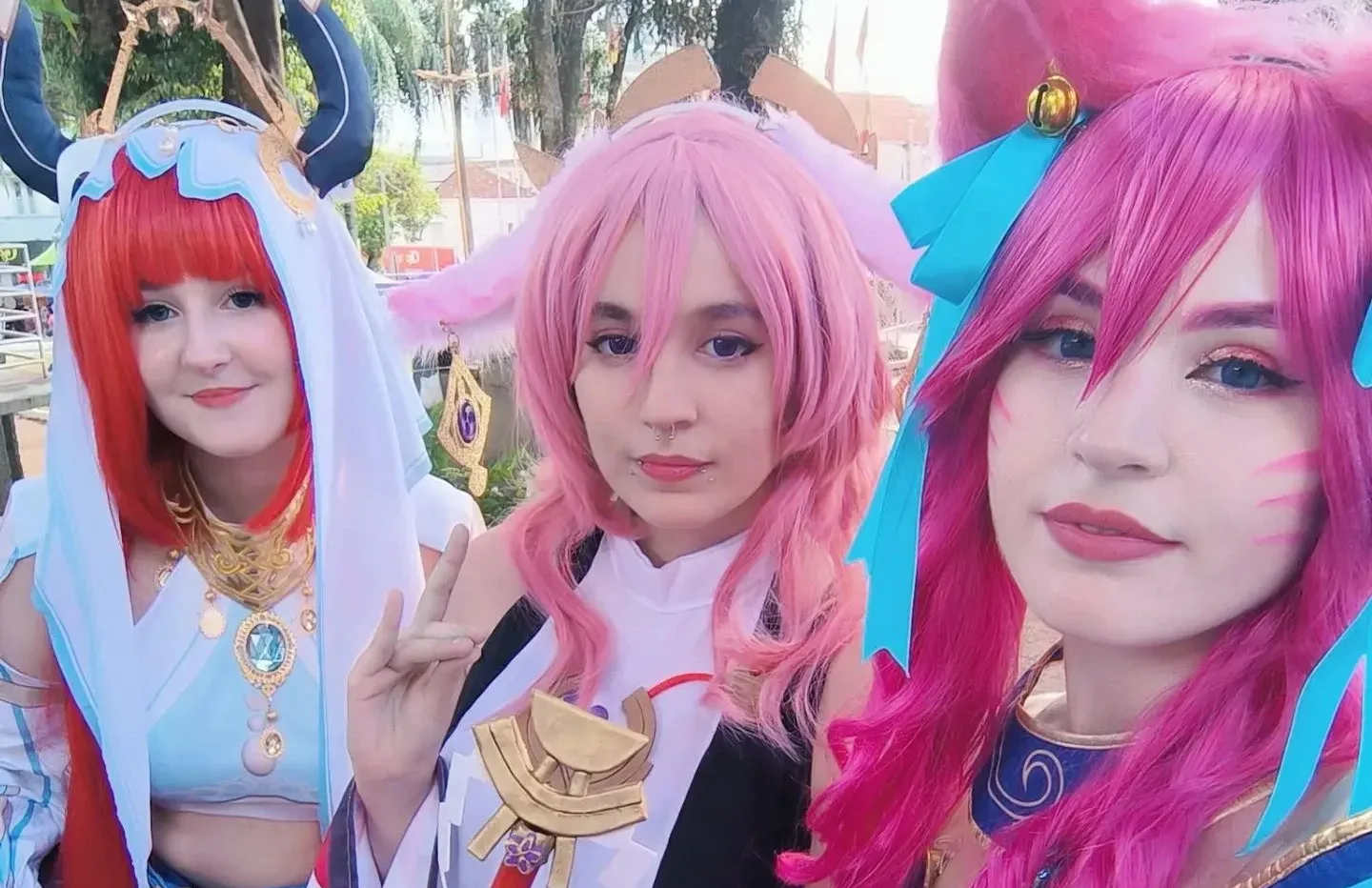 Cosplays: Nilou e Yae Miko (Genshin Impact) e Ahri do Florescer Espiritual (League of Legends) Cosplays - Nilou e Yae Miko (Genshin Impact) e Ahri do Florescer Espiritual - capa