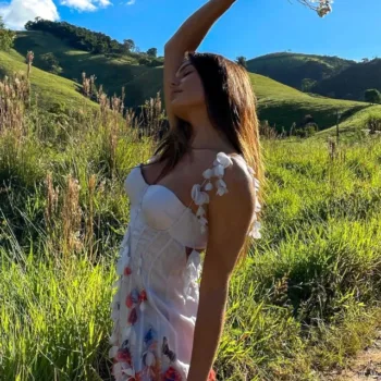 Isis Valverde com belo vestido branco e vermelho laranja capa 02