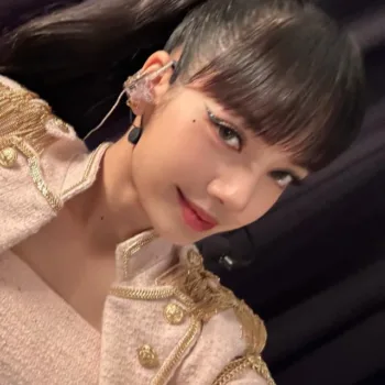 Lisa, do Blackpink - Capa 002