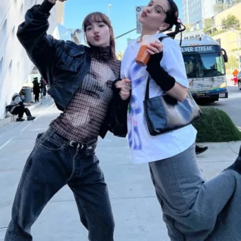 Lisa, do Blackpink, com La Rosalía capa