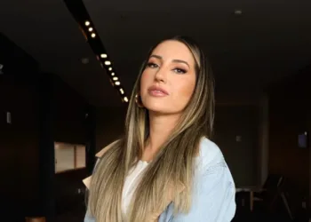 Look de Amanda Meirelles com saia bege capa