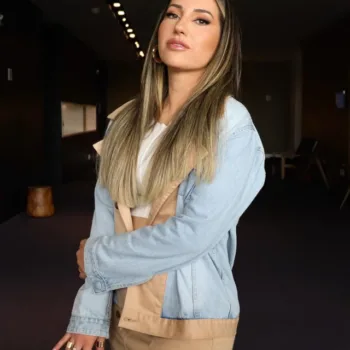 Look de Amanda Meirelles com saia bege capa