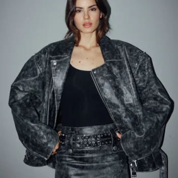 Look de Camila Queiroz com minissaia capa