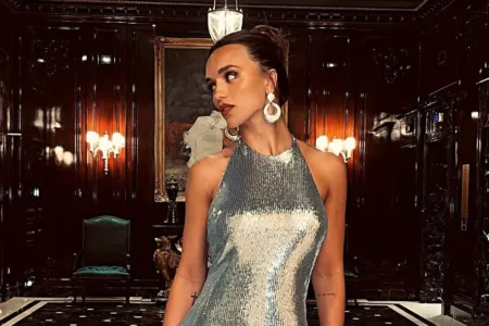 Look poderoso de Rafa Kalimann com vestido prateado capa