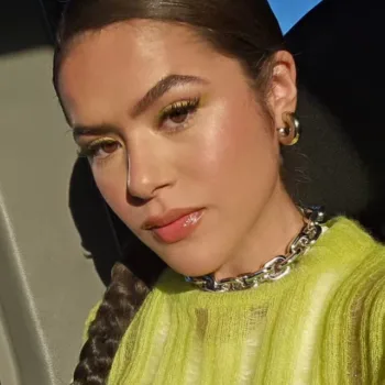 Look de Maisa Silva no Coachella, com saia prateada Maisa Silva no Coachella capa