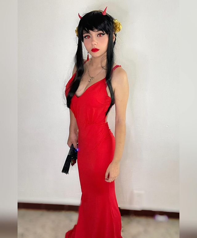 Yor Forger com belo vestido de gala vermelho - Cosplay de Spy x Family - 01