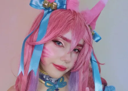 Ahri Spirit Blossom neste belo cosplay de League of Legends, da Lola - capa