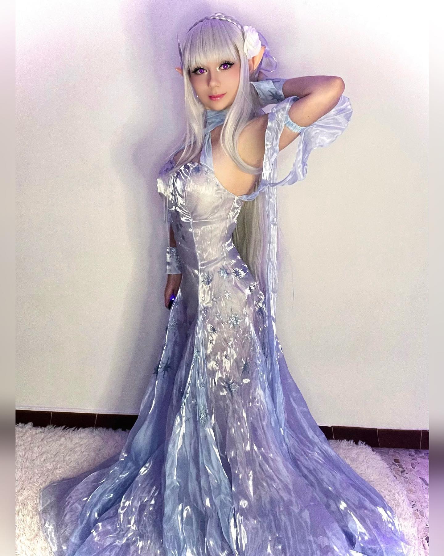 Belo cosplay da Emilia com vestido, de Re Zero - Haiku-chan 01