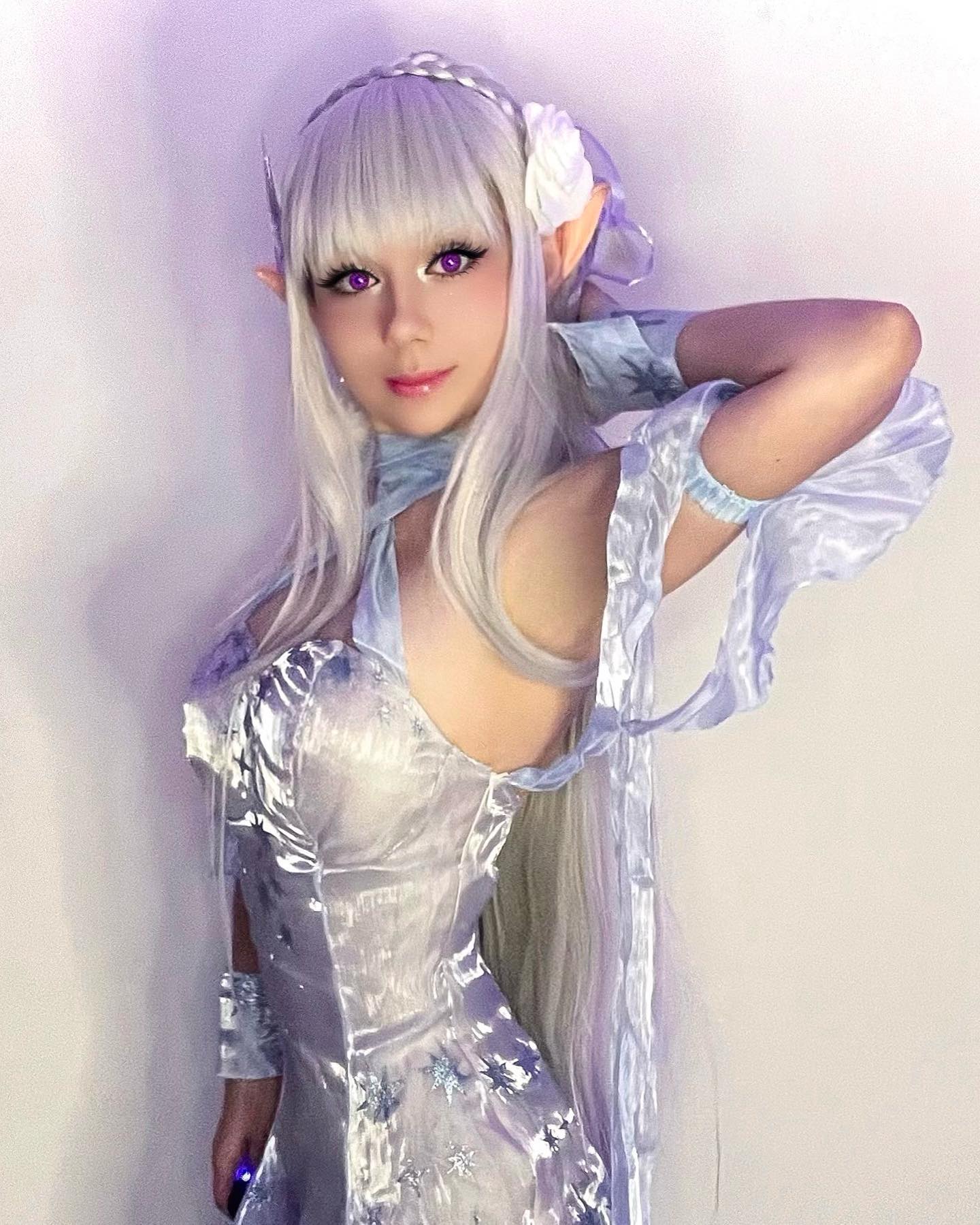 Emilia, de Re: Zero, ganha belíssimo cosplay com vestido de gala