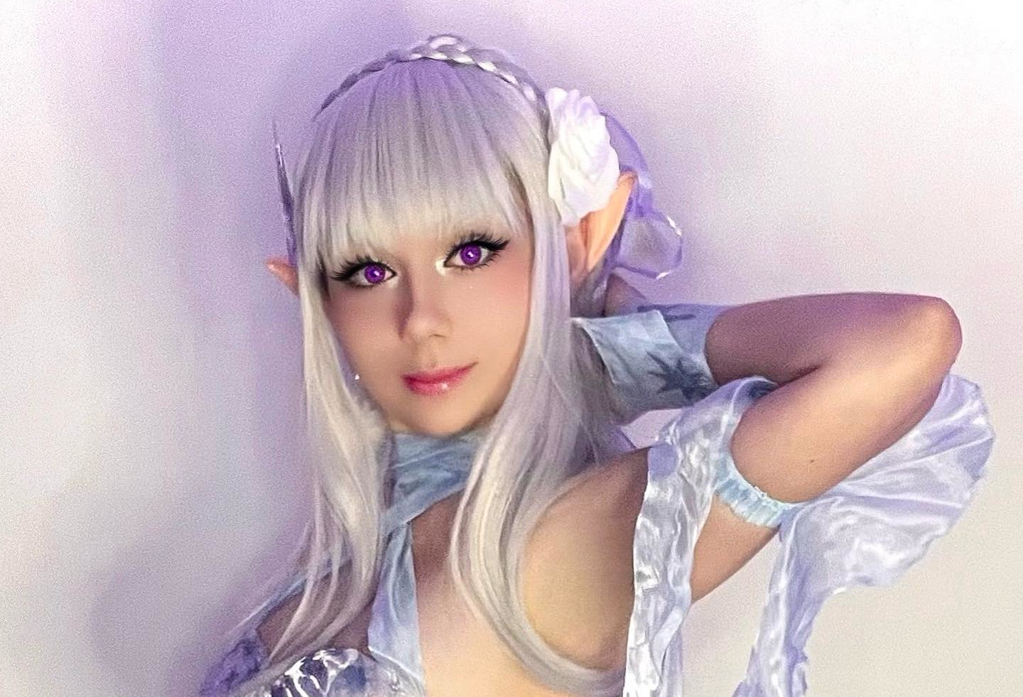 Belo cosplay da Emilia com vestido, de Re Zero - Haiku-chan capa 01