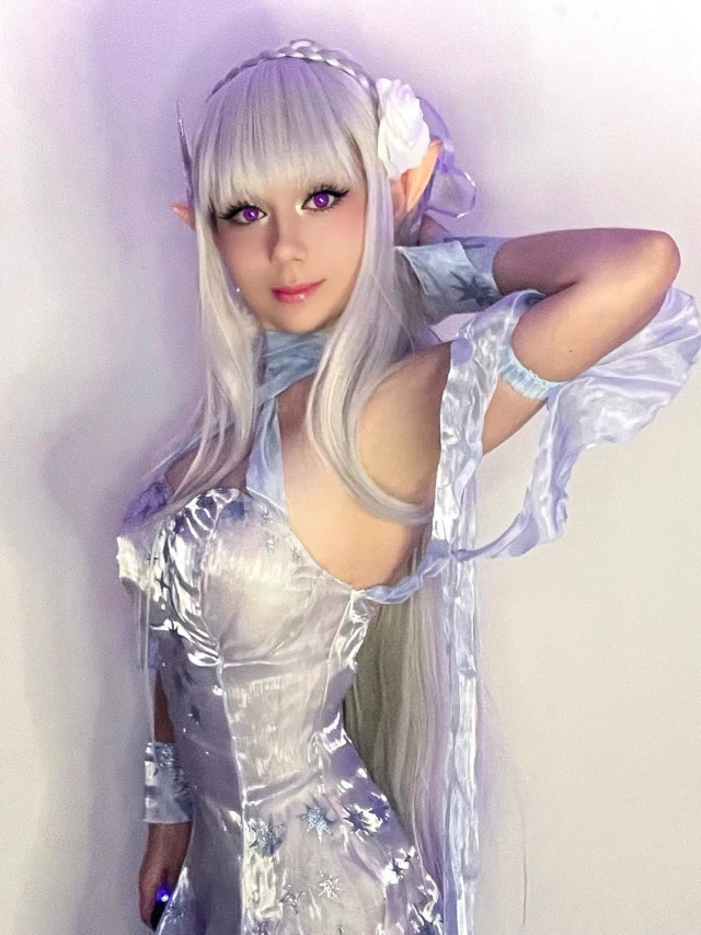 Emilia, de Re: Zero, ganha belíssimo cosplay com vestido de gala