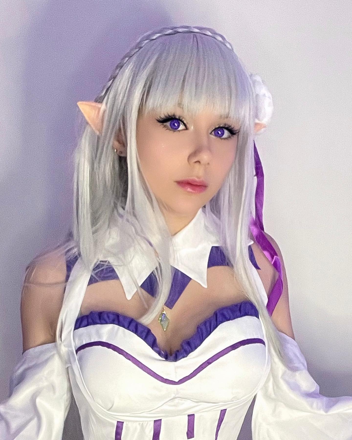 Emilia, de Re: Zero, ganha belíssimo cosplay com vestido de gala