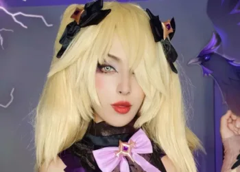 Belo cosplay da Fischl, de Genshin Impact, da Lara - capa 01